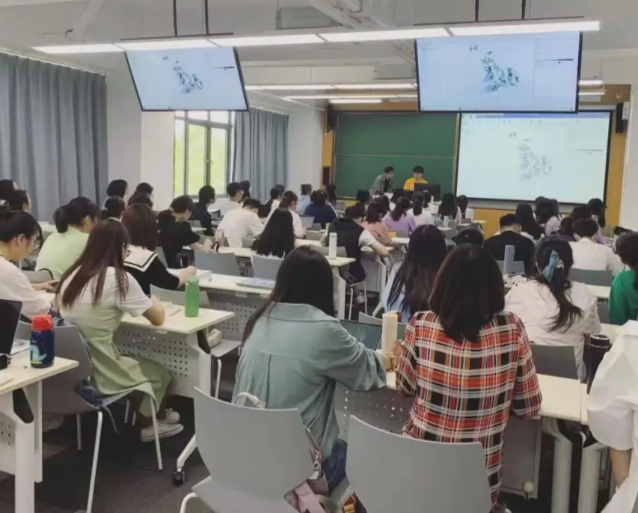 校园全面开放中心讲堂每一间教室都是实在产生的“学习场” 校园全面开放中心讲堂每一间教室都是实在产生的“学习场”